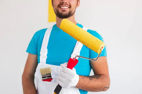 Crop pintor mostrando rodillo brillante — Foto de Stock