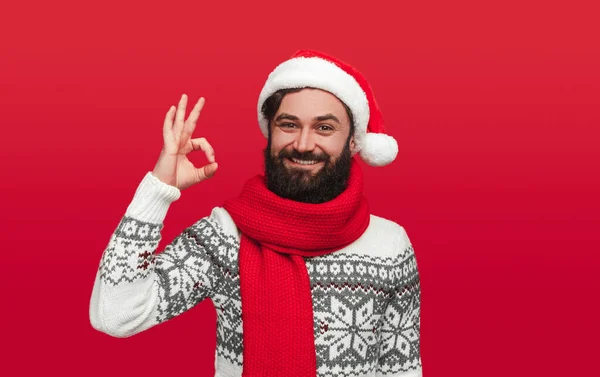 Gesto hipster barbudo OK durante a celebração de Natal — Fotografia de Stock