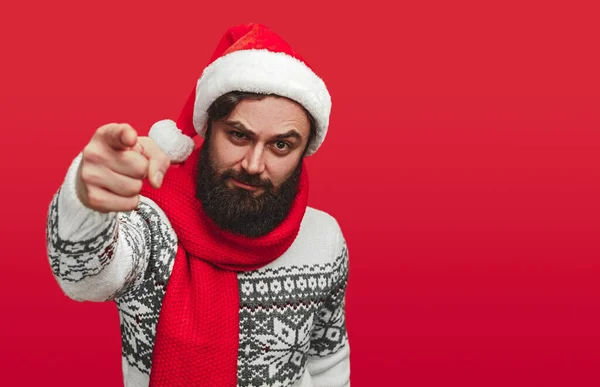 Homem de roupa de Natal apontando para a câmera — Fotografia de Stock