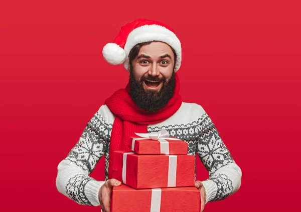 Homem barbudo feliz carregando presentes de Natal — Fotografia de Stock