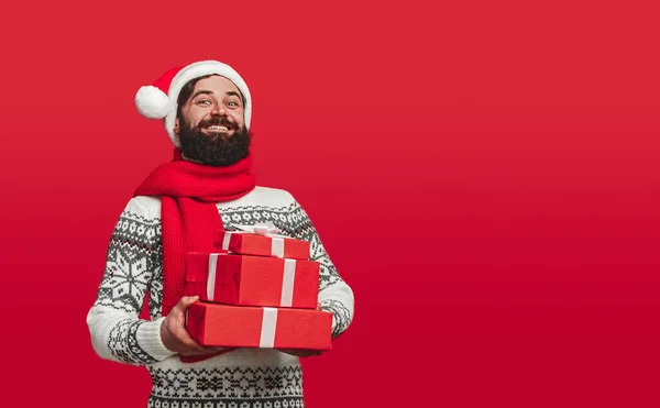 Homem feliz carregando presentes de Natal — Fotografia de Stock