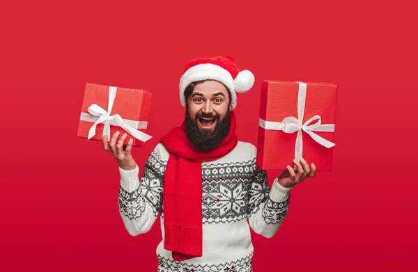 Волнующий бородатый мужчина с рождественскими подарками — стоковое фото