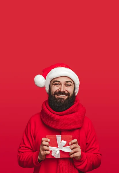 Fröhlicher bärtiger Mann mit Weihnachtsgeschenk — Stockfoto