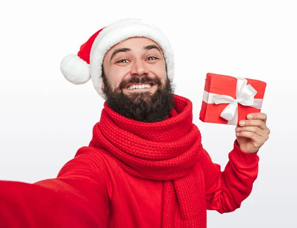 Hipster feliz tomando selfie com presente de Natal — Fotografia de Stock