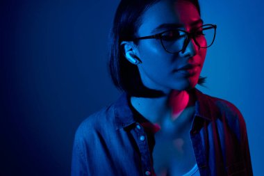 Genç esmer, kapalı gözlerle müzik dinliyor.