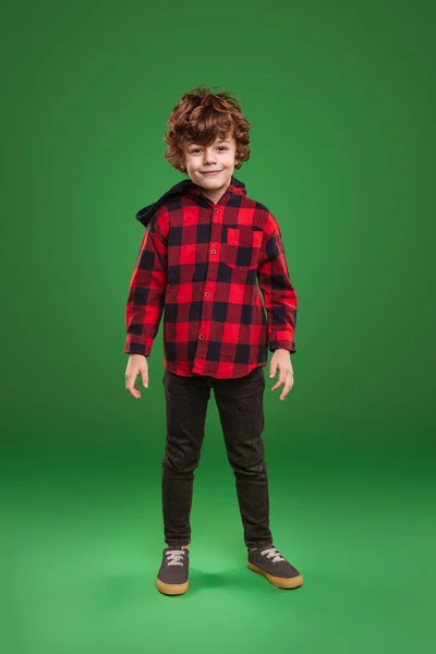 Roztomilý chlapec v kostkované košili — Stock fotografie