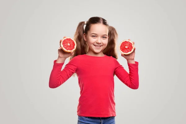 Ragazza felice con pompelmo maturo — Foto Stock