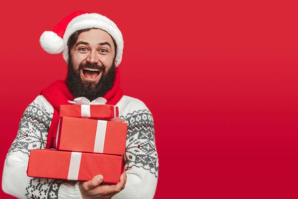 Homem hipster encantado carregando pilha de presentes de Natal — Fotografia de Stock