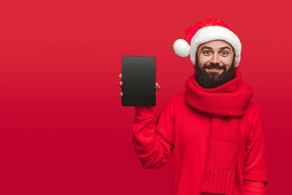 Boldog hipszter férfi Mikulás kalap bemutató tabletta — Stock Fotó