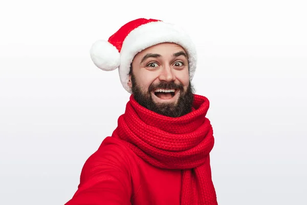 Homem animado em chapéu de Santa olhando para a câmera — Fotografia de Stock
