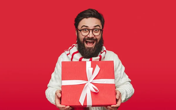 Homem surpreso com grande caixa de presente de Natal — Fotografia de Stock