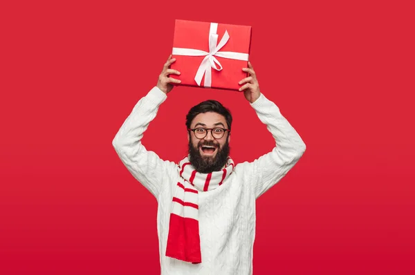 Homem hipster animado com presente de Natal — Fotografia de Stock