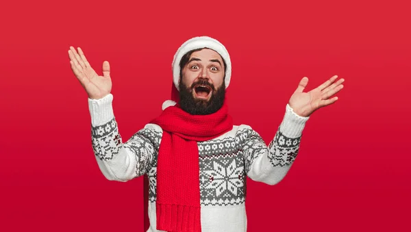 Hipster animado em roupas quentes comemorando o Natal — Fotografia de Stock