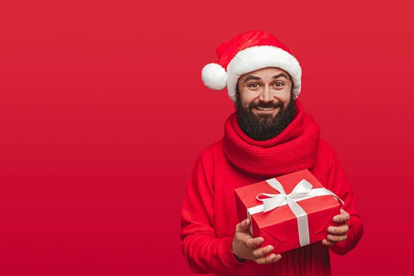 Hipster masculino alegre com presente de Natal — Fotografia de Stock
