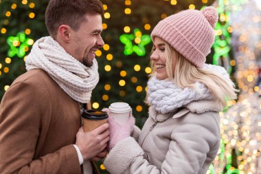 Kahveli mutlu genç çift Noel tatilinin tadını çıkarıyor.