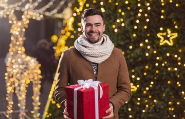 Noel hediyeli arkadaş canlısı bir adam.