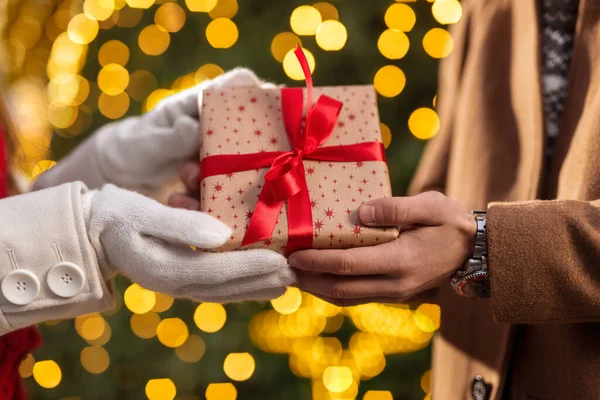 Mujer dando regalo de Navidad a novio —  Fotos de Stock