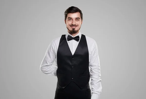 Camarero sonriente seguro en traje elegante —  Fotos de Stock