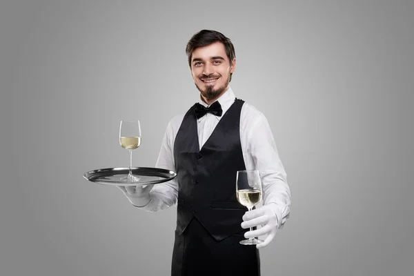 Cameriere maschio che offre vino alla macchina fotografica — Foto Stock