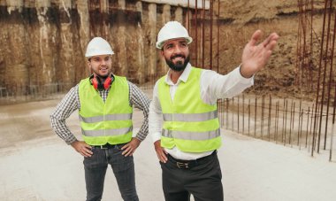 İnşaat planlarını tartışan olumlu mühendisler