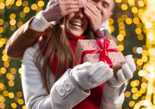 Ευτυχισμένη γυναίκα παίρνει χριστουγεννιάτικο δώρο από τον άντρα — Φωτογραφία Αρχείου