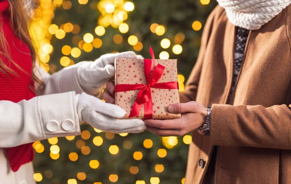 Woman giving Christmas gift to boyfriend — Stock Photo, Image