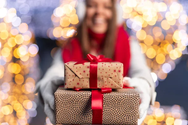 Mujer alegre con regalos de Navidad envueltos —  Fotos de Stock