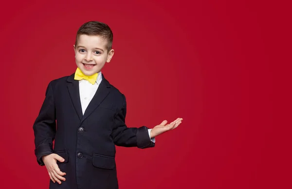 Gelukkige kleine jongen in formele pak wijzen opzij — Stockfoto