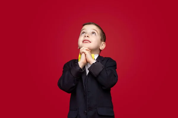 Leuke jongen in pak die wens doet — Stockfoto