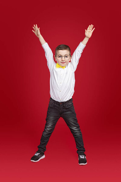 Возбужденный школьник с поднятыми руками