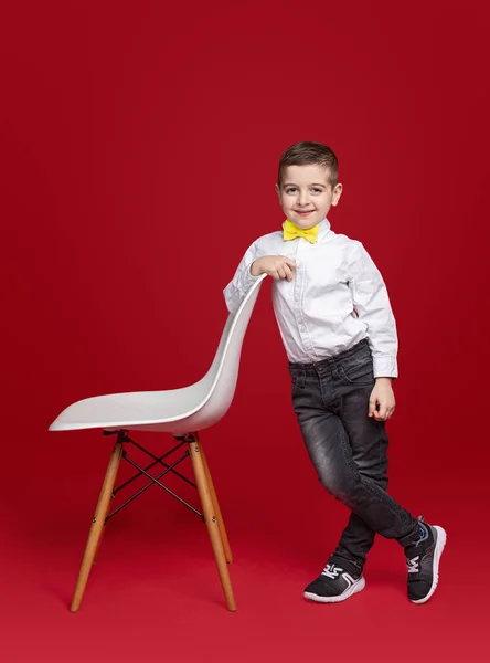 Glada stilig liten pojke med fluga — Stockfoto