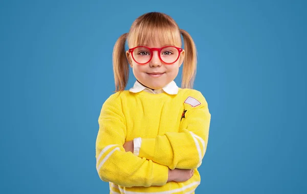 Linda niña en edad preescolar en gafas mirando a la cámara — Foto de Stock