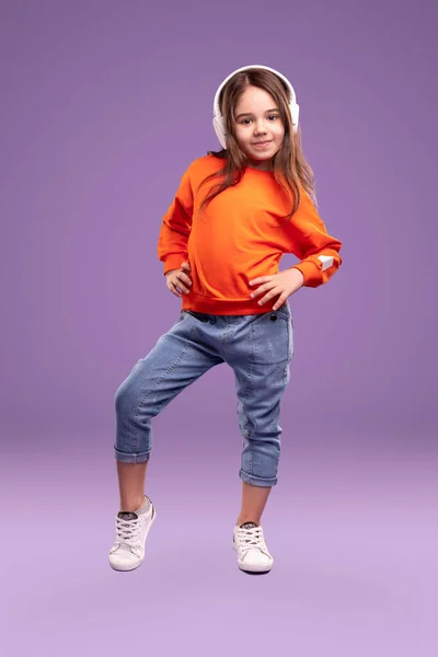 Niña de moda en auriculares — Foto de Stock