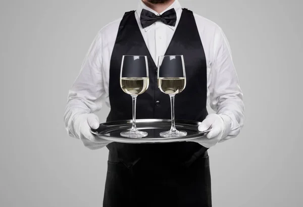 Crop waiter carrying tray with wine — Stock Photo, Image