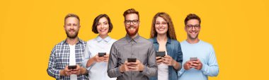 Akıllı telefon kullanan mutlu modern insanlar.