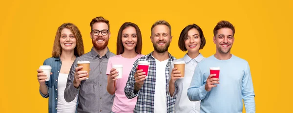 Happy friends with takeaway coffee — Stock Photo, Image