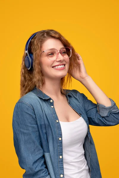 Mulher alegre ouvindo música com fones de ouvido — Fotografia de Stock