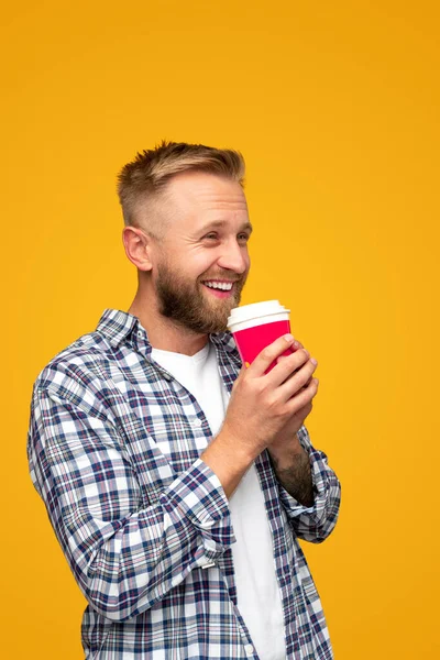 Sorrindo hipster tomando café para ir — Fotografia de Stock