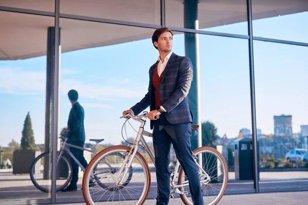 Hombre de negocios contemporáneo con bicicleta en la calle de la ciudad —  Fotos de Stock