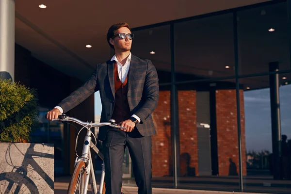 Selbstbewusster Mann mit Fahrrad in der Innenstadt — Stockfoto