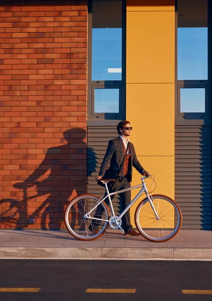 Элегантный исполнительный человек с велосипедом в центре города — стоковое фото