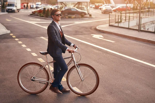 Веселый модный бизнесмен с велосипедом на улице — стоковое фото