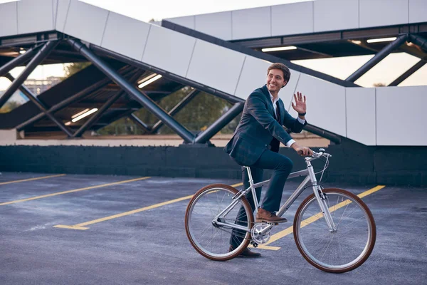 Empleado de oficina de moda en la bicicleta saludo amigo en la ciudad — Foto de Stock