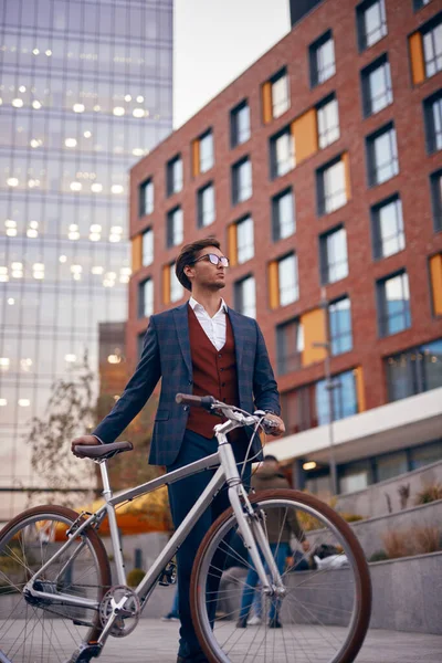 Hombre de negocios seguro caminando en el centro con bicicleta —  Fotos de Stock