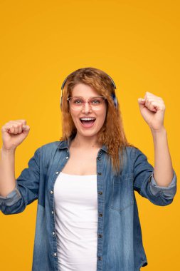 Modern mutlu kadın müzik dinlerken dans ediyor.