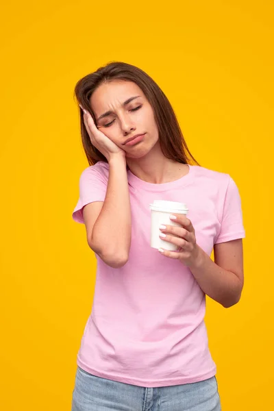 Mujer somnolienta con taza de café enérgico —  Fotos de Stock