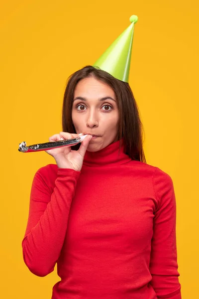 Jeune femme avec chapeau de fête et corne — Photo