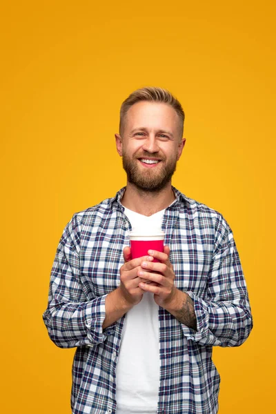 Relaxado homem feliz com xícara de café para ir — Fotografia de Stock