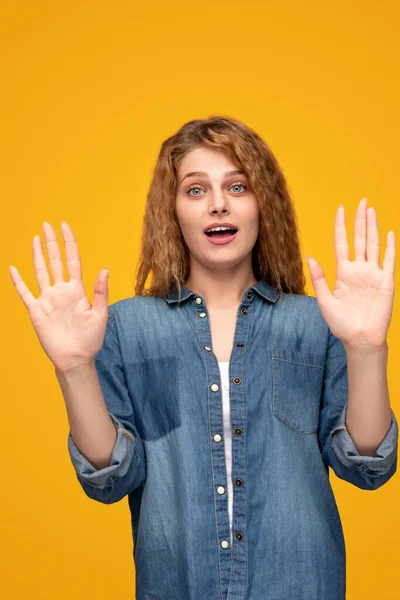 Överraskad kvinna håller upp händerna i stop gest — Stockfoto