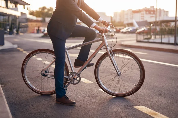 Gerente de cultura sentado na bicicleta na rua — Fotografia de Stock